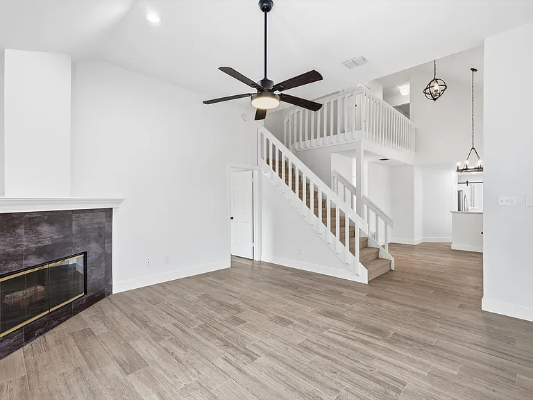 381 Arbor Ln — Photo 5