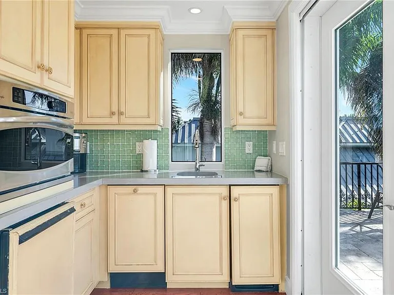 210 Central Ave — Photo 33