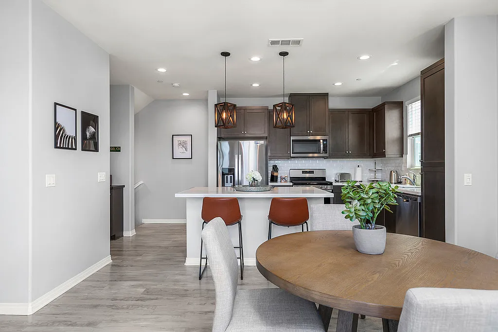 3 bed, 2.5 bath, $6,425 — Photo 4