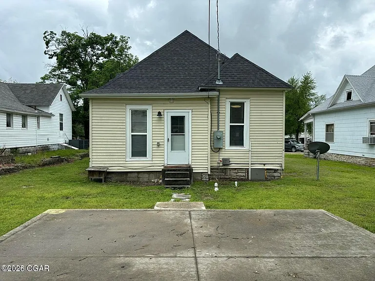 807 W 2nd St — Photo 18