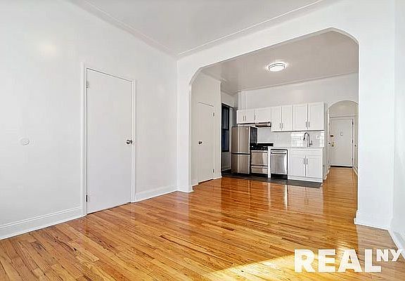 2nd image of 160 Waverly Pl APT 12B