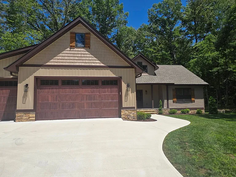 701 Westchester Dr — Photo 2