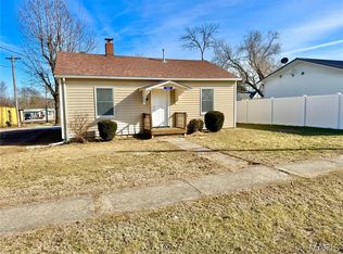 305 S Campbell St, Edina, MO 63537