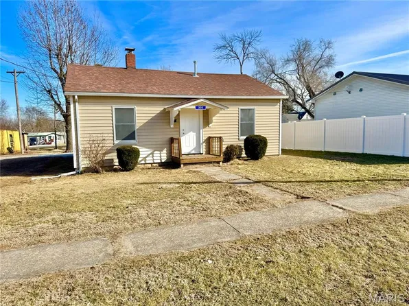 305 S Campbell St, Edina, MO 63537