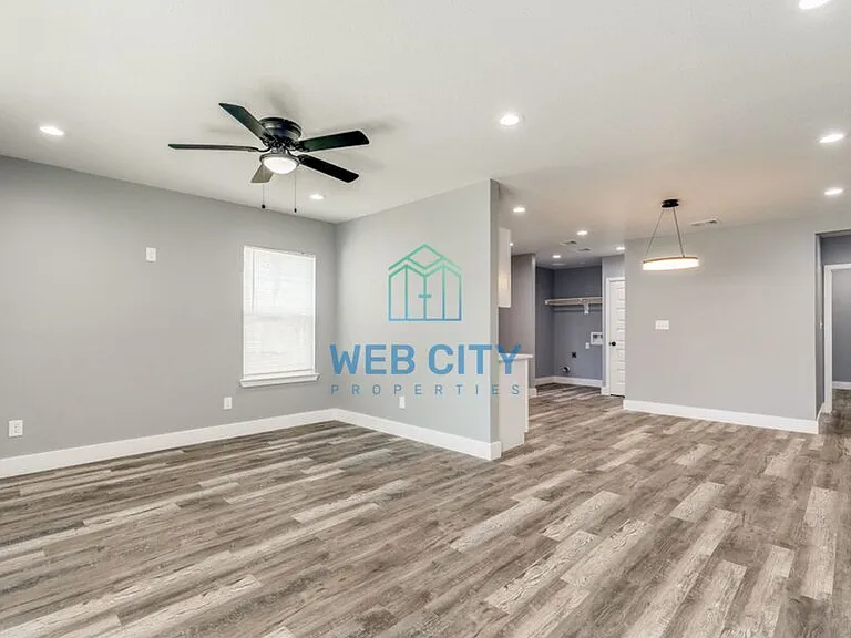 3207 Mallory Dr — Photo 3