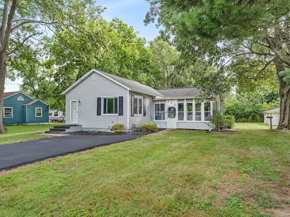 172 S Hossack St, Seneca, IL 61360