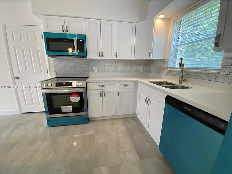 601 SE 5th Ct #208 — Photo 2