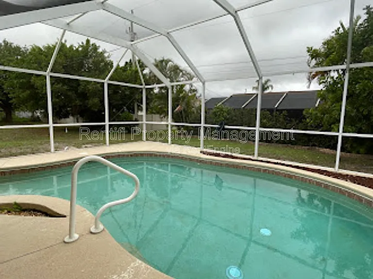 1710 SW 10th Pl — Photo 3
