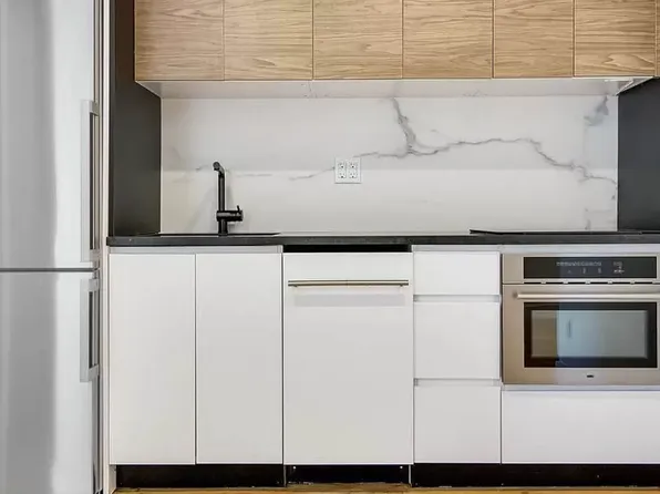 924 Myrtle Avenue image 2 of 7