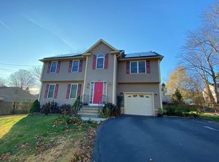 90 Pinecrest Dr, Springfield, MA 01118