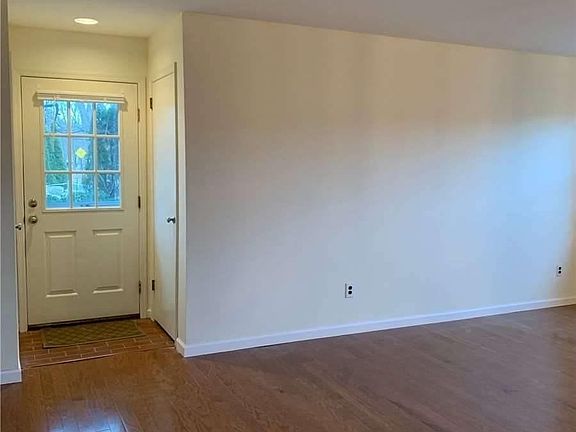4th image of 24 Manhasset Ave APT C