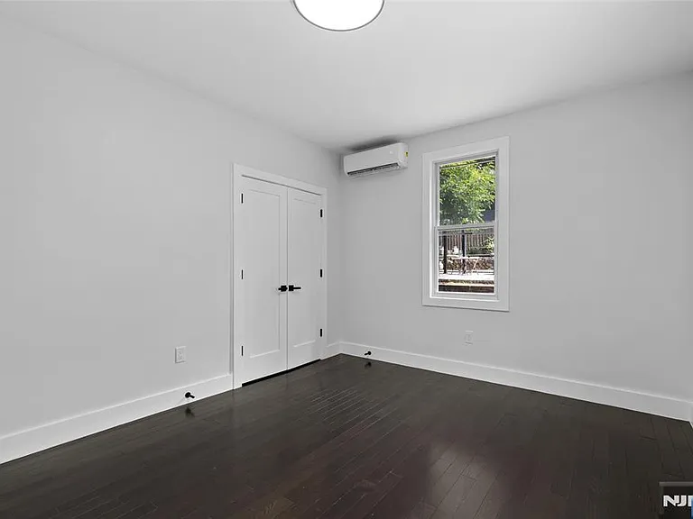 561 Grand Ave — Photo 14