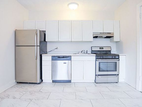 3rd image of 3727 N Pine Grove Ave APT 407
