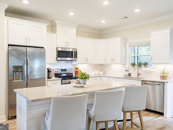 4th image of 170 Belmont Cir