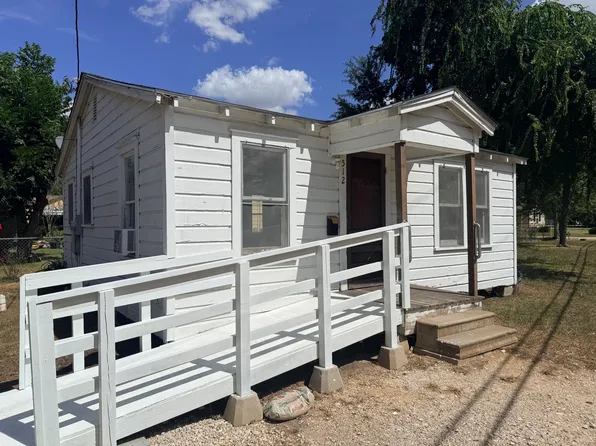 512 N Wharton St, El Campo, TX 77437