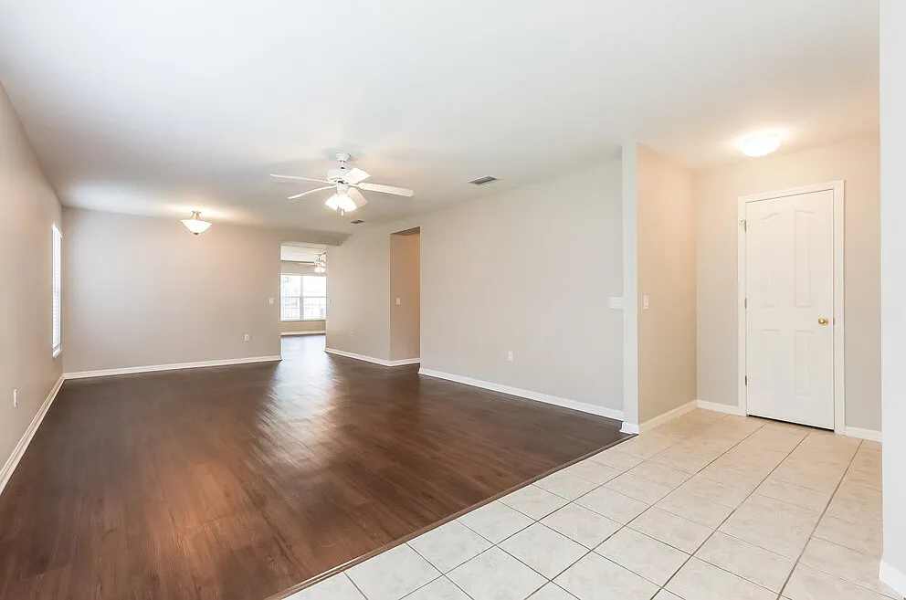 3 bed, 2.0 bath, 1940 sqft, $2,035 — Photo 3