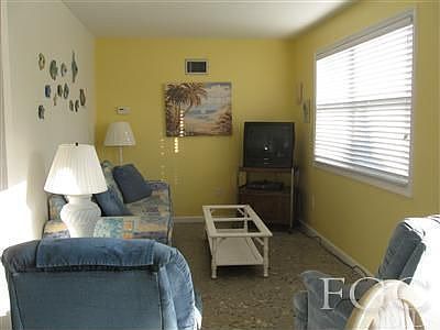 3rd image of 913 San Carlos Dr