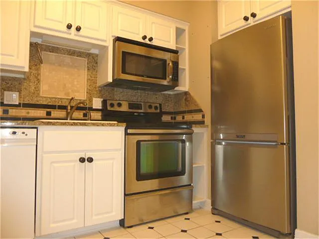 2100 Tanglewilde St #8 — Photo 5