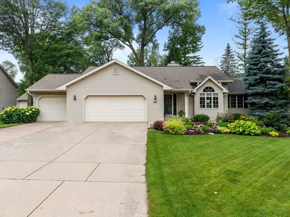 387 Riverwood Ln, Green Bay, WI 54313
