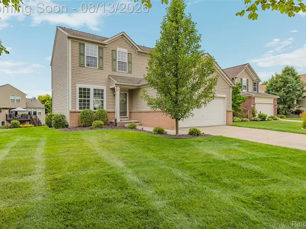 1010 Callaway Ct, Howell, MI 48843