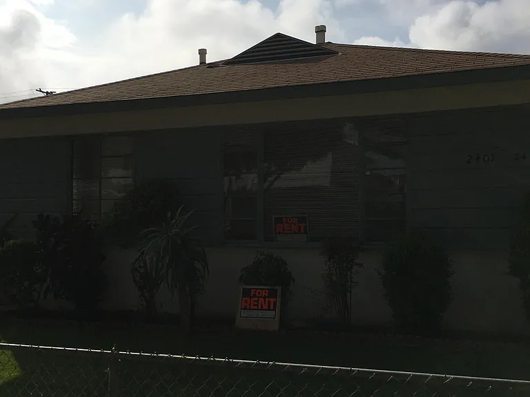 2407 Oak St — Photo 3