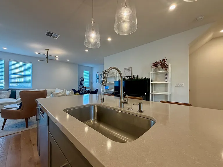561 Pilgrim Dr — Photo 8