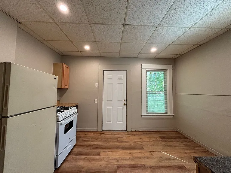 86-88 Baycliff Dr — Photo 6