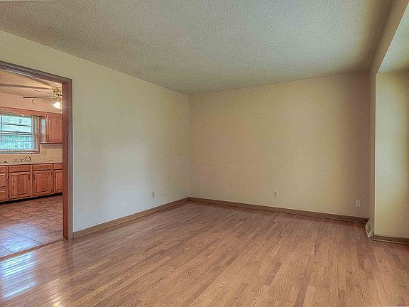 5th image of 7512 Oakland Ave