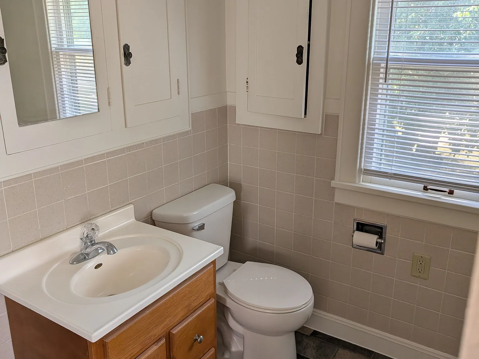 2 bed, 1.0 bath, 1056 sqft, $825 — Photo 2
