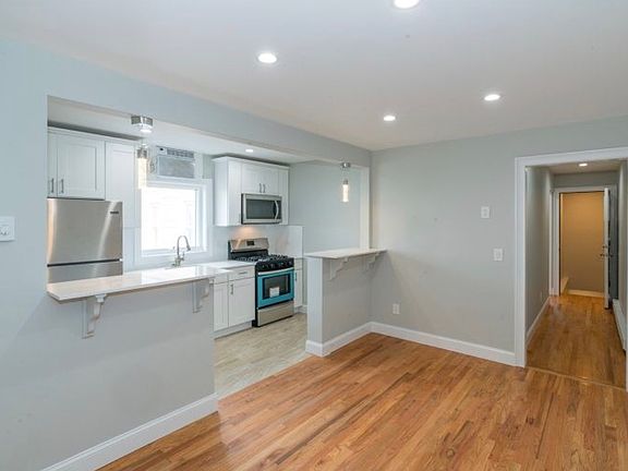2nd image of 289 Chestnut St Floor 2
