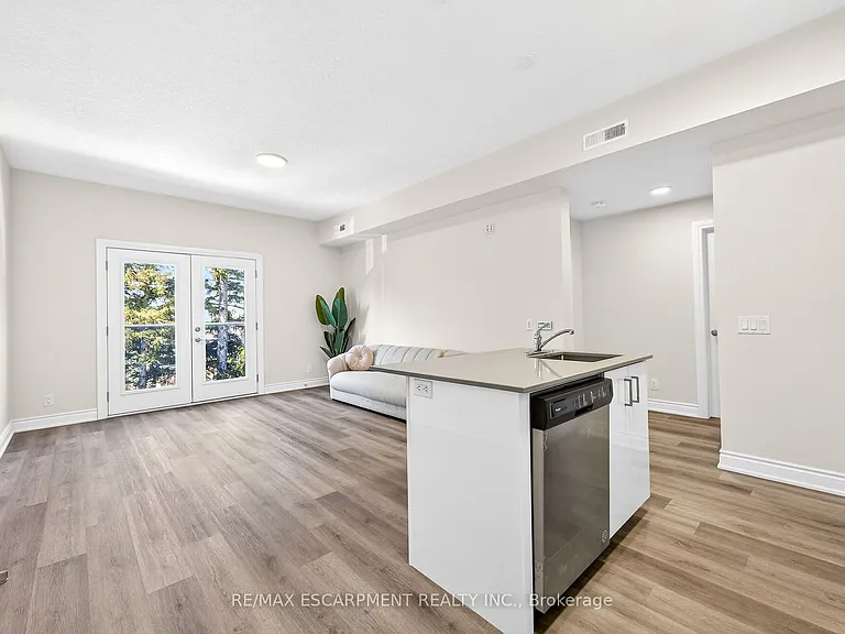 261 King St E #302 — Photo 16