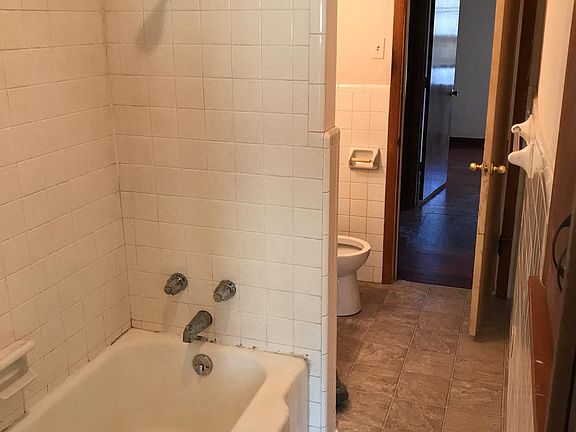 Bathroom connected to Master and hallway to Bedroom 1 & 2