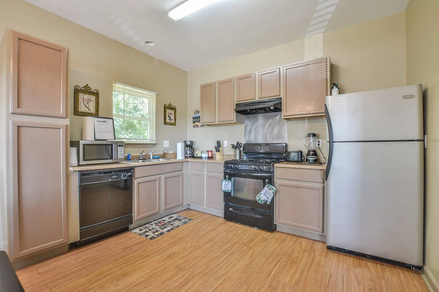 5 bed, 1524 sqft, $2,300 — Photo 3