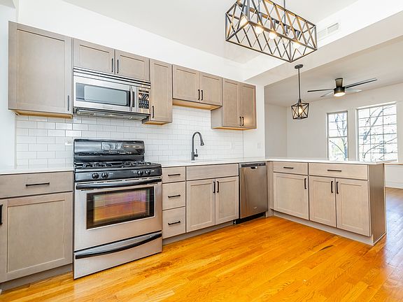 4th image of 3039 W Belle Plaine Ave APT 2