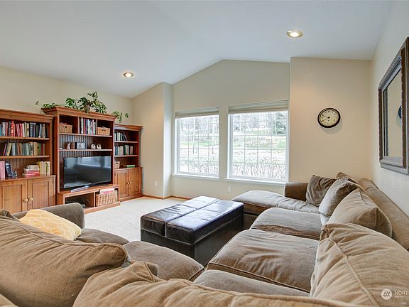 3rd image of 533 E McBryde Avenue