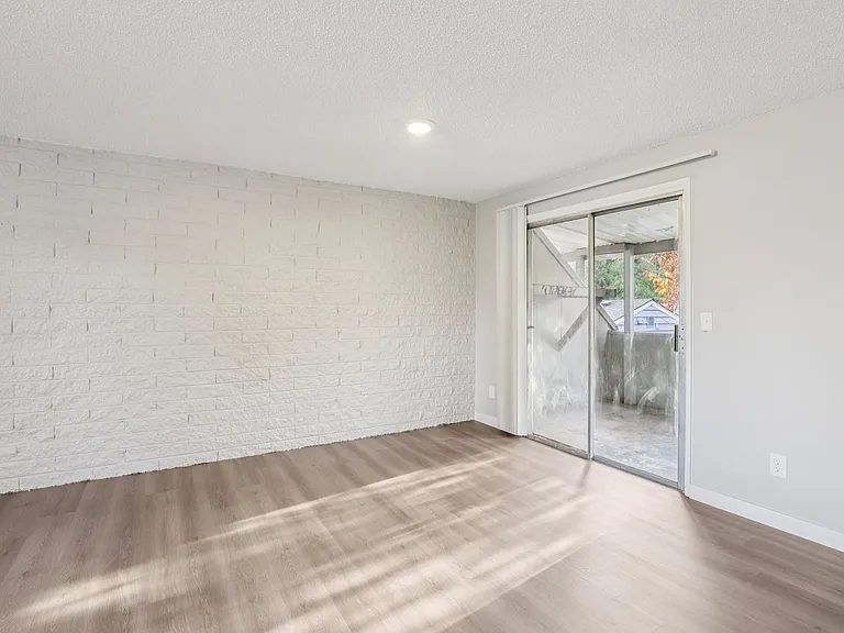 Cypress Crest Apartments — Photo 37
