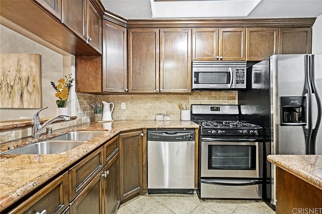 2 bed, 1040 sqft, $3,750 — Photo 3
