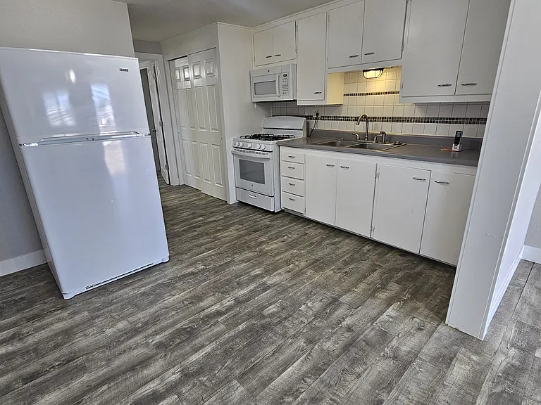 Kitchen: 13.5' x 9.6'