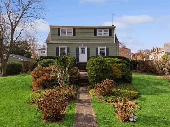 11 MCCOUNS Lane, Glen Head, NY 11545