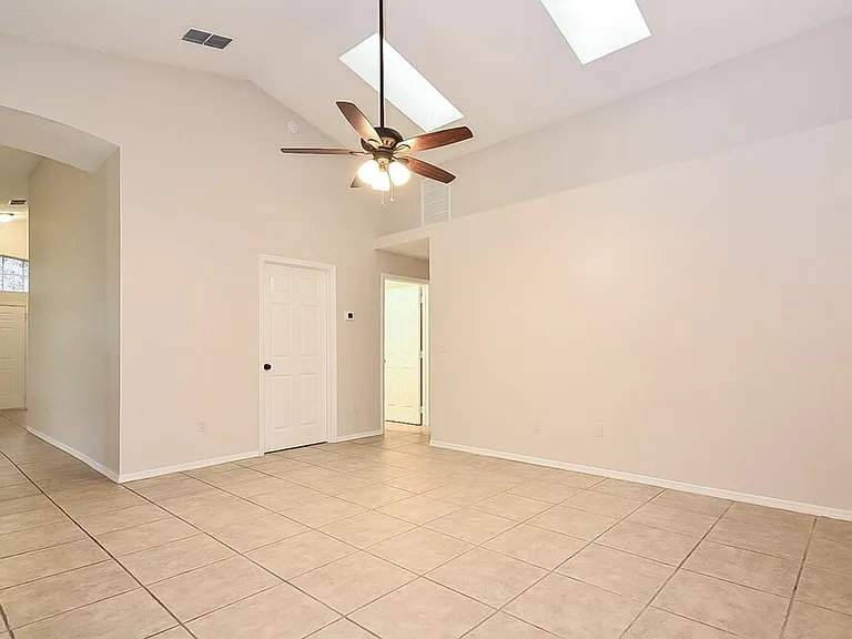 1070 Corkwood Dr — Photo 7