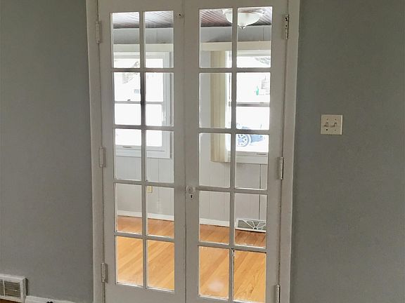 5th image of 921 E Fairview Ave