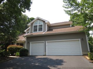 2 Cobble Ln, Bedminster, NJ 07921