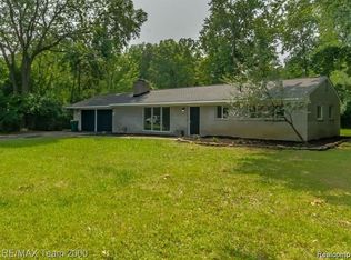 28045 W Greenmeadow Cir, Farmington, MI 48334