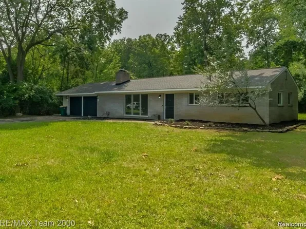 28045 W Greenmeadow Cir, Farmington, MI 48334