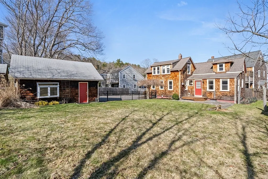 4 bed, 1.5 bath, 1382 sqft, $5,000 — Photo 2