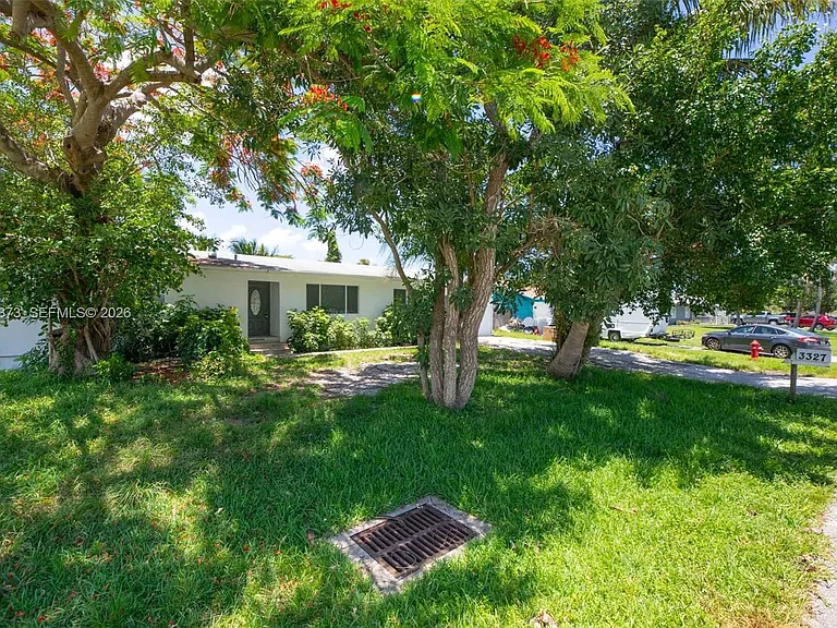3327 Sapphire Rd — Photo 2