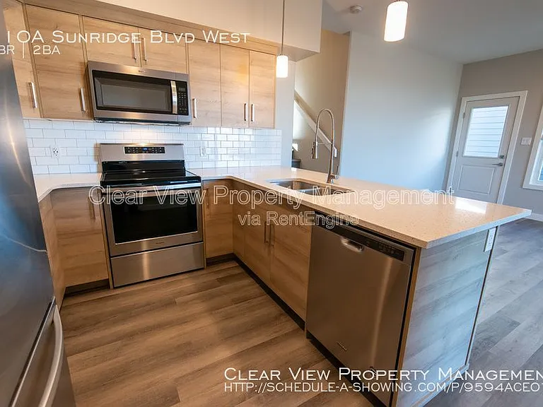 118 Sunridge Blvd W #UPPER LEVEL — Photo 4