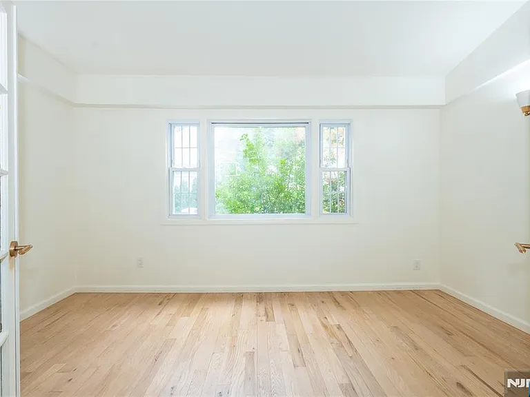 231 Waverly Pl — Photo 14