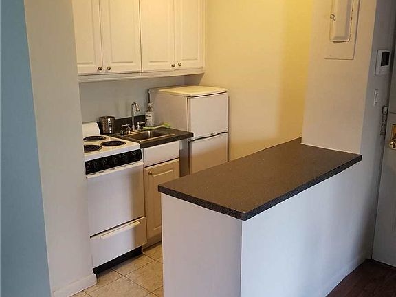 4th image of 420 W 46th St APT C3