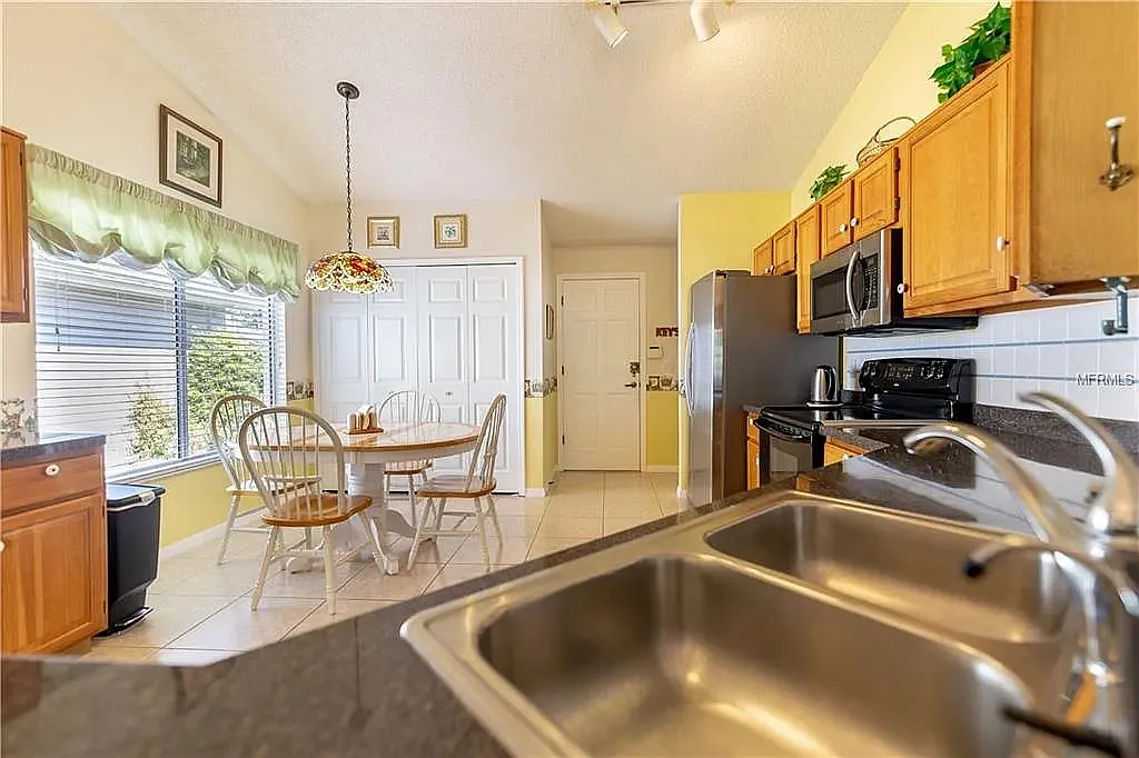 4 bed, 2212 sqft, $4,000 — Photo 1